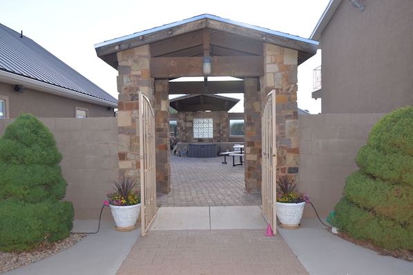 Terrace/patio - Tacit Shadow "Aviator", Private Bedroom at base of Brian Head Mountain, WiFi (Parowan)