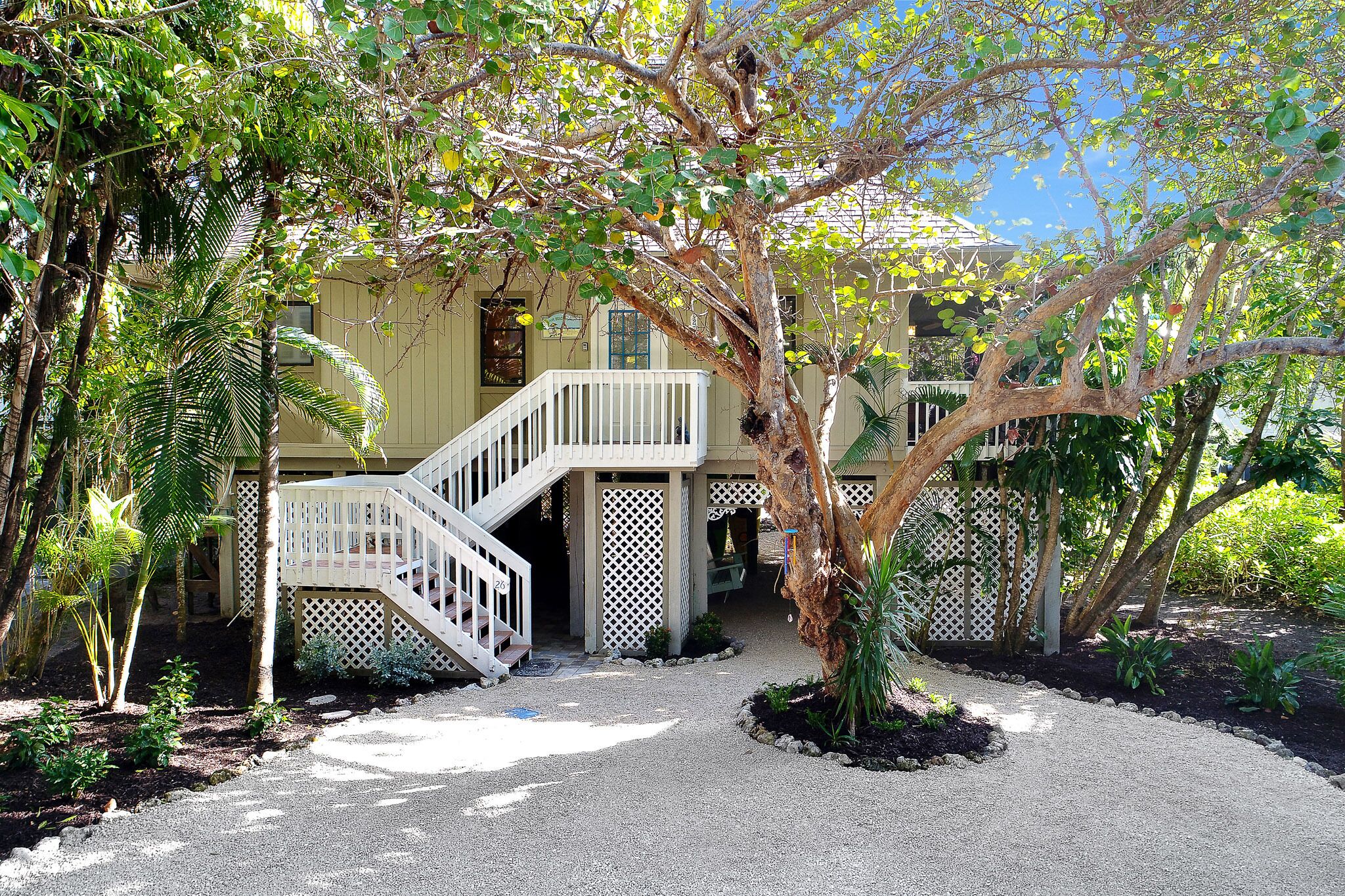 3/2, Pool, Tennis Crts, Bikes/Kayaks/SUP's, Pool/PPong Table, Steps to Beach 