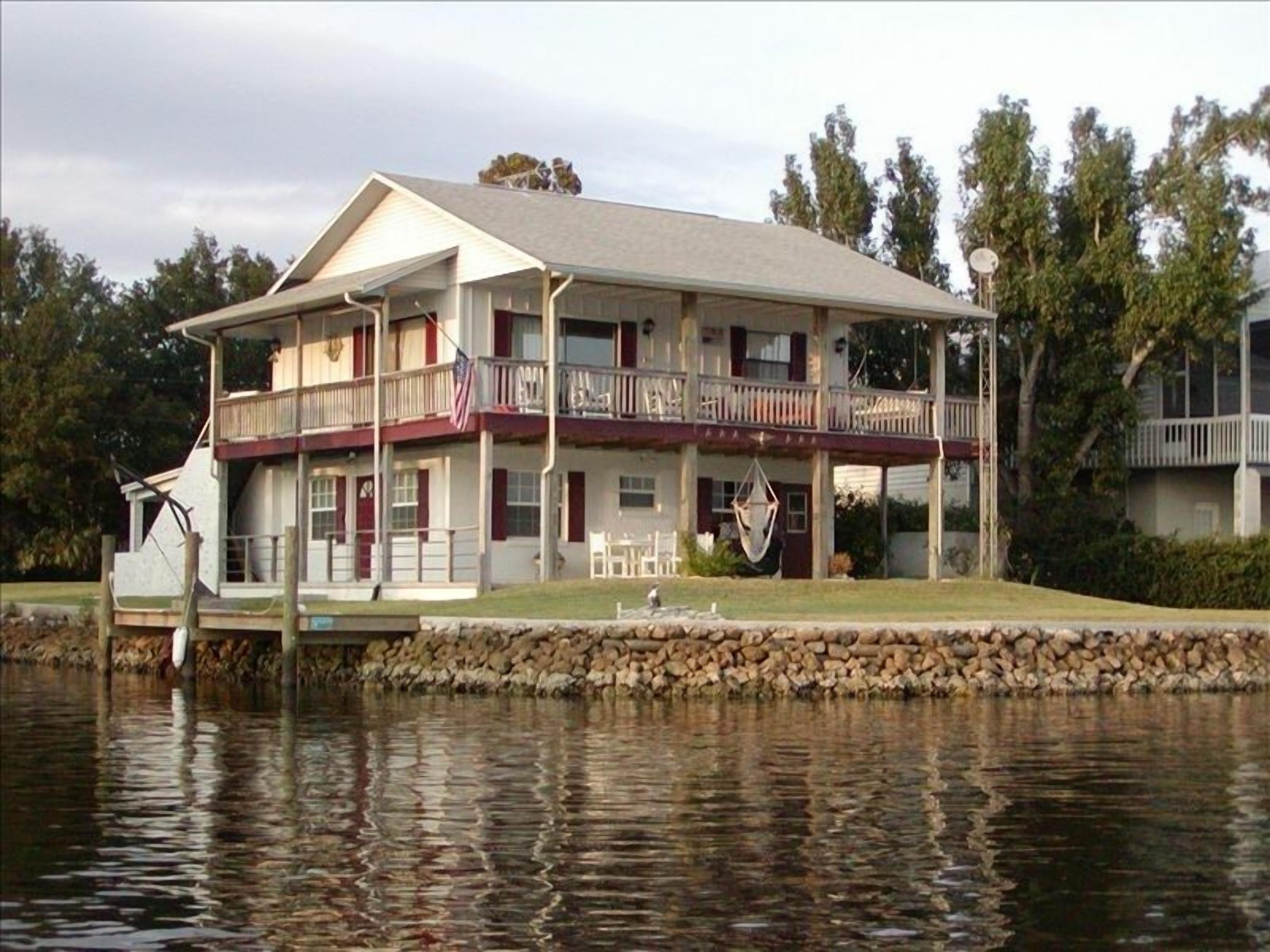 Nautical Cabin with Panoramic Water Views