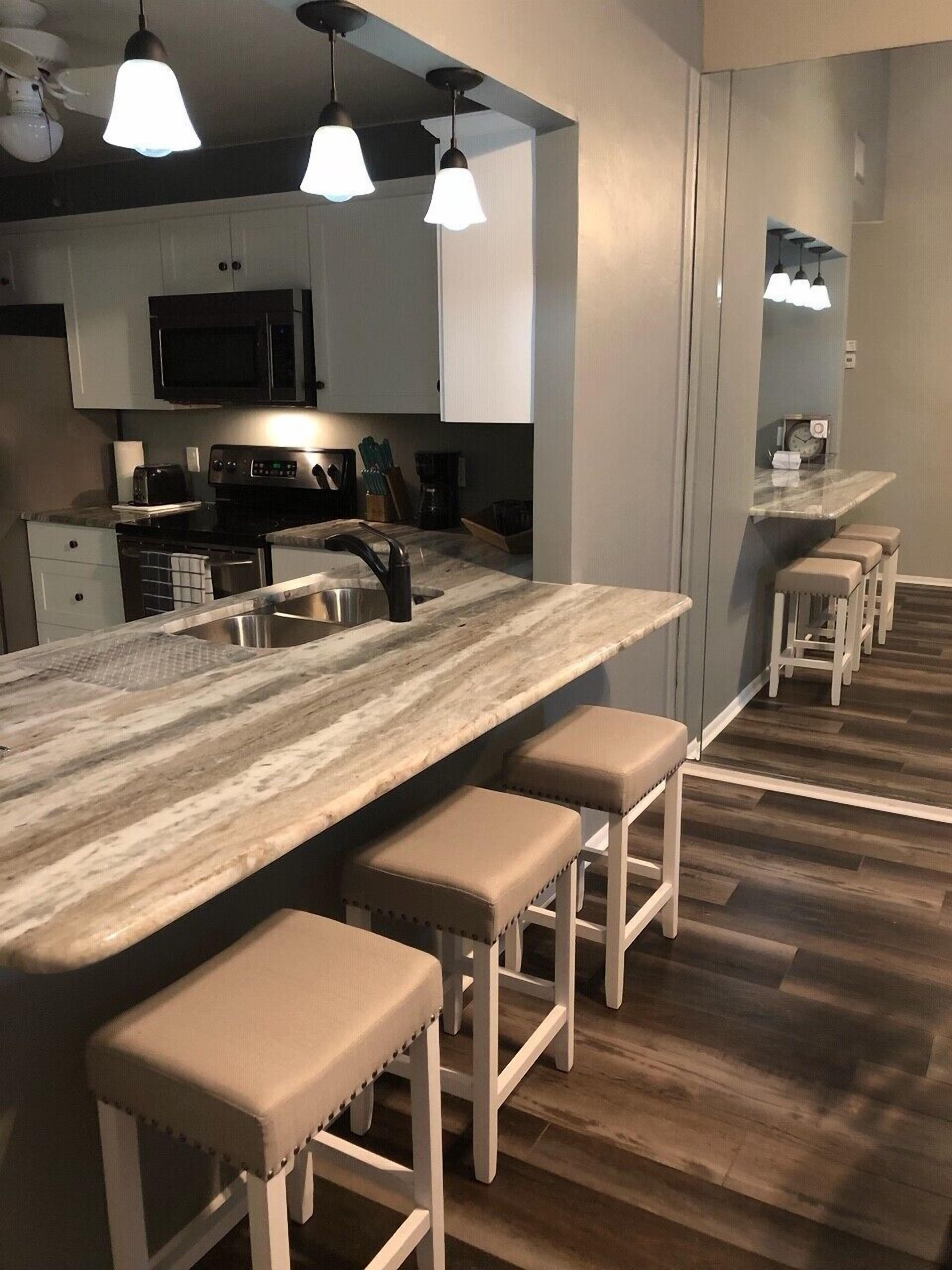 Réfrigérateur, four à micro-ondes, un four, surface de cuisson