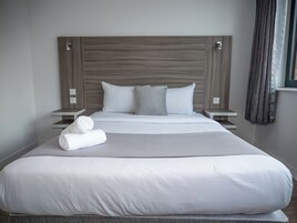 Standard King Room | Ropa de cama de alta calidad, cortinas opacas, wifi gratis