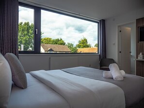Hochwertige Bettwaren, Verdunkelungsvorhänge, kostenloses WLAN