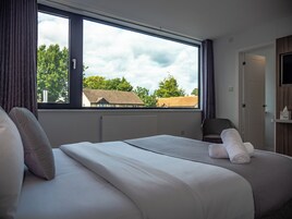 Ropa de cama de alta calidad, cortinas opacas, wifi gratis