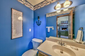 Shower, hair dryer, towels, shampoo - Meadow Drive Home In Beautiful Lake Tahoe Nevada (Stateline)