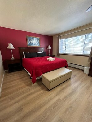 5 bedrooms, iron/ironing board, WiFi (free), bed sheets - Meadow Drive Home In Beautiful Lake Tahoe Nevada (Stateline)