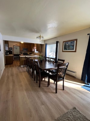 Dining - Meadow Drive Home In Beautiful Lake Tahoe Nevada (Stateline)