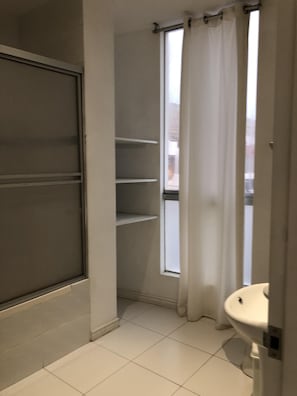 Combined shower/bathtub, hair dryer, towels - Ocean Breeze Residential-Unit 401 (Huanchaco)