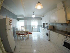 Mikrowelle, Ofen, Geschirrspüler, Wasserkocher mit Kaffee-/Teezubehör