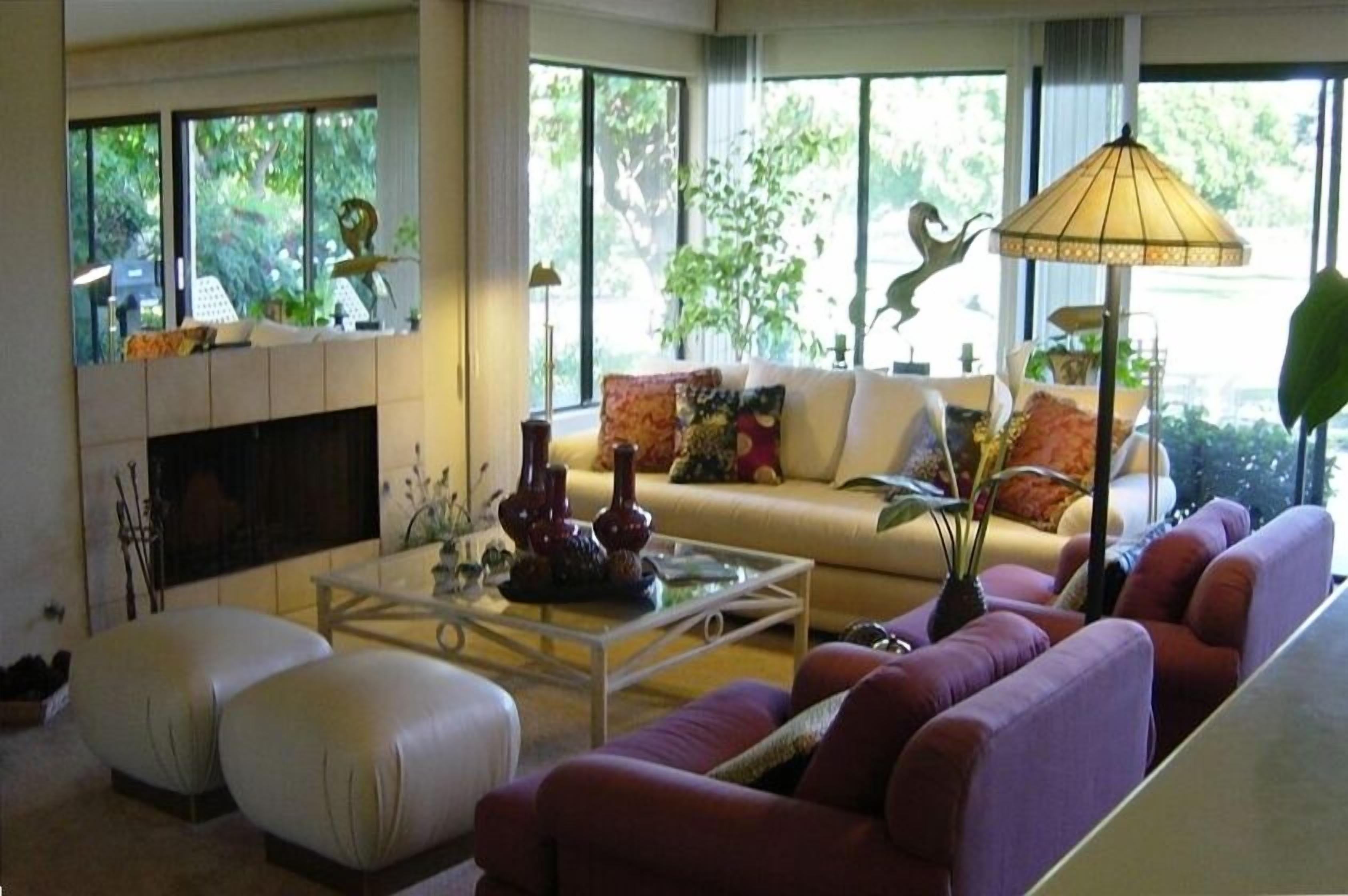 Green Vistas on the Tenth Tee is a one story end unit with wall to wall windows 