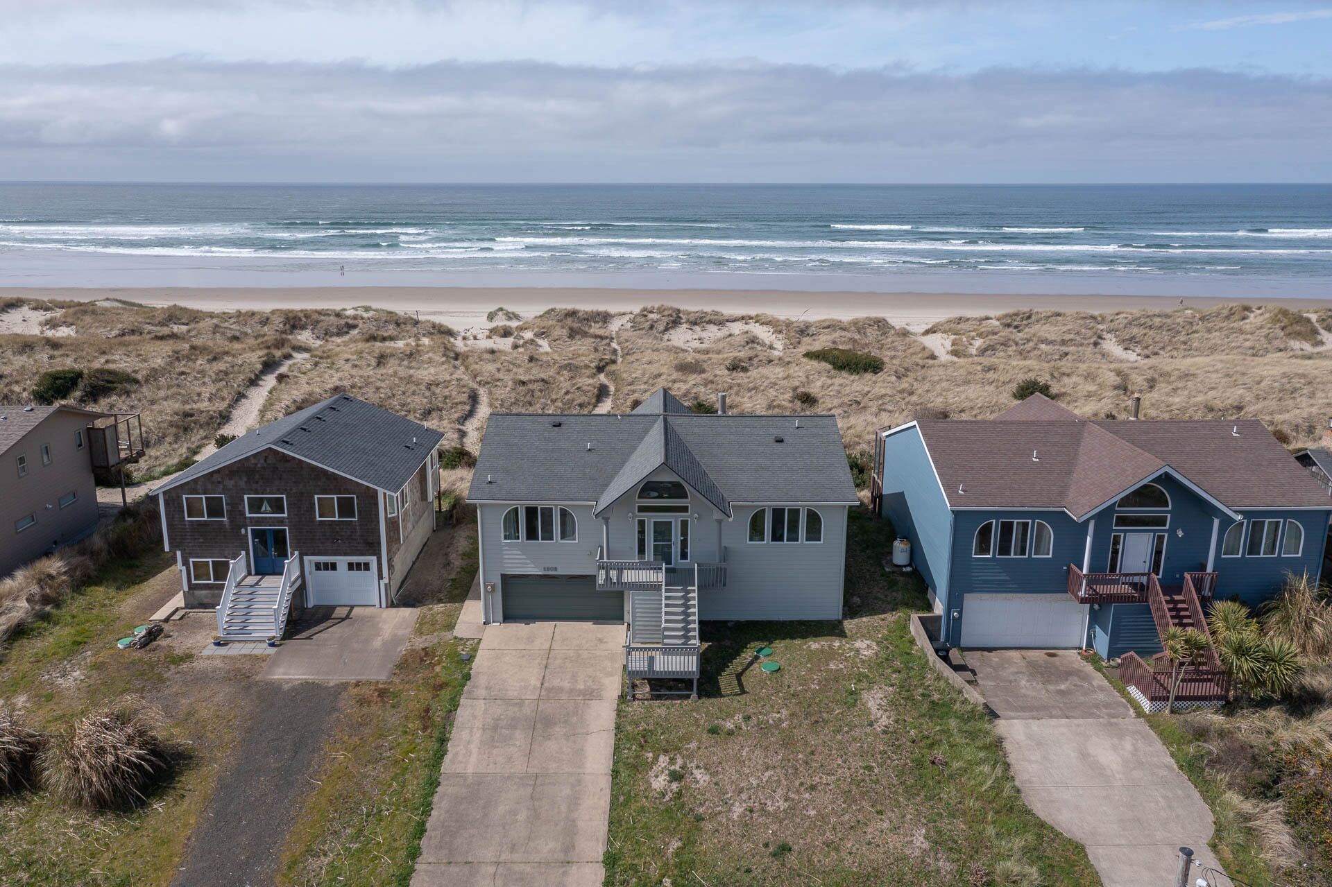 Xanadune, Oceanfront, direct beach access.