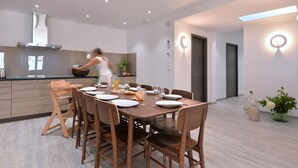A modern kitchen with a dining area, equipped with wooden furniture and a built-in stove. - Upscale apartment in the heart of the historic center of Colmar (Colmar)