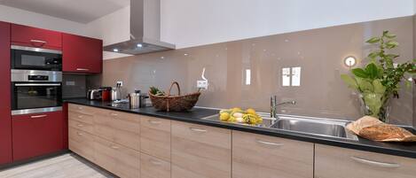 Frigorífic, microones, forn i placa de cuina