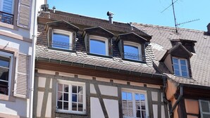 A traditional half-timbered building with multiple windows and a sloped roof. - Upscale apartment in the heart of the historic center of Colmar (Colmar)
