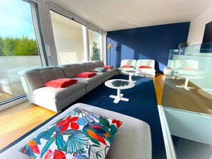 TV connectée, lecteur de DVD, livres, vidéothèque