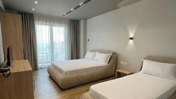 Standard-Dreibettzimmer, Balkon | Zimmersafe, Bügeleisen/Bügelbrett, Zustellbetten, kostenloses WLAN