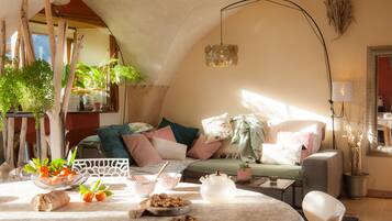 Televisie, een open haard en een stereo