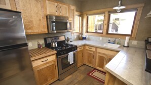 Coffee/tea maker, fridge, microwave, oven - Walk to downtown and amphitheater (Bend)
