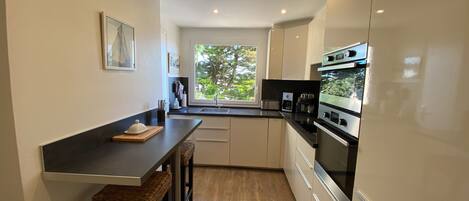 ثلاجة، ميكروويف، فرن، غسالة أطباق