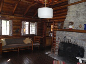 Fernseher, Kamin, DVD-Player, Bücher