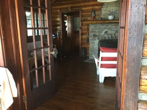 Interior - McGregor Bay Heritage Log Lodge Pet Friendly (NorthEastern Manitoulin and the Islands)