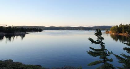 McGregor Bay Heritage Log Lodge<br>Lemmikkiystävällinen