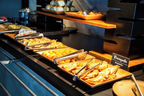 Petit déjeuner buffet servi tous les jours en supplément