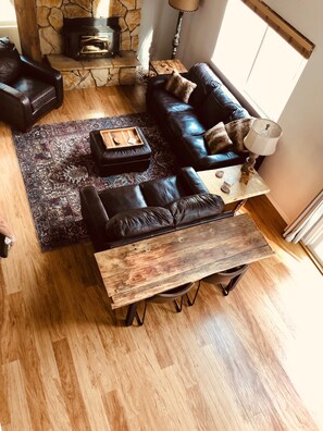 Smart TV, chimenea, videojuegos, libros