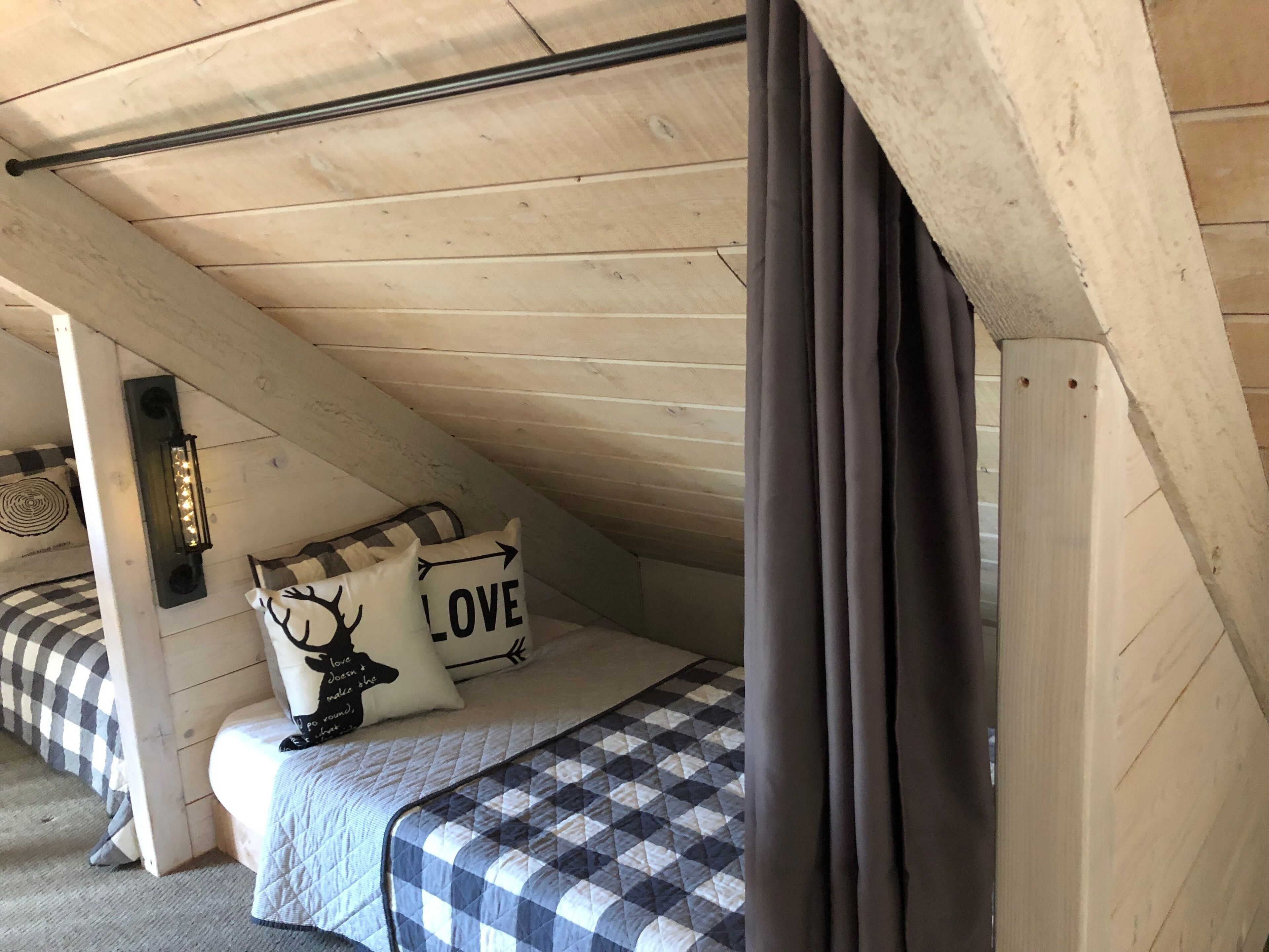 3 間睡房、書桌、熨斗/熨衫板、可攜式嬰兒床