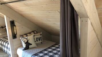 3 bedrooms, desk, iron/ironing board, travel cot