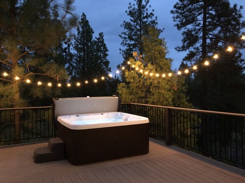 Vaulted Ceiling Cabin, Expansive Deck & Private Hot Tub near Yosemite