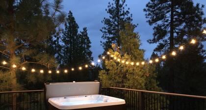 Vaulted Ceiling Cabin, Expansive Deck & Private Hot Tub near Yosemite