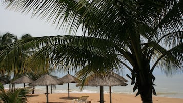 PĂ„ stranden, solstolar och strandhanddukar