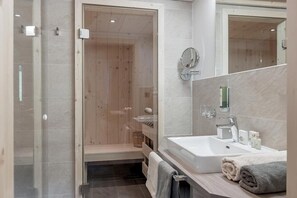 Premium-alpehytte (Tannen) | Badeværelse | Dybe badekar, brusehoved med spredningseffekt, designertoiletartikler