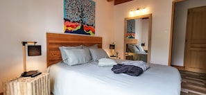 2 bedrooms, desk, iron/ironing board, free WiFi