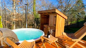 Outdoor spa tub