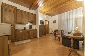 Departamento, 2 habitaciones | Cocina privada | Cafetera y tetera, refrigerador con congelador y horno 