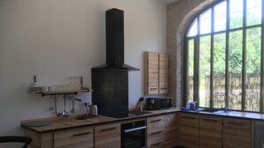 Kaffetrakter/tekoker, kjøleskap, mikrobølgeovn og ovn