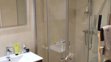 Douche, sĂšche-cheveux, papier toilette