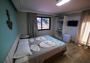 Standard Twin Room | Minibar, in-room safe, desk, free WiFi