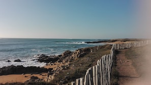 Nær stranden og solsenger