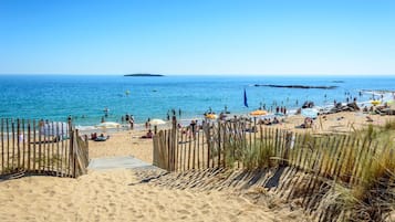 Vlak bij het strand, ligstoelen