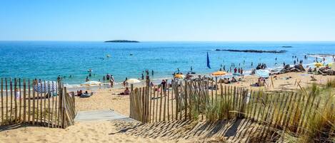Plage à proximité, chaises longues