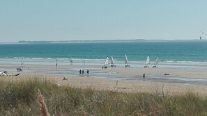 Nær stranden og solsenger
