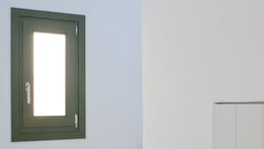 Eine Treppe mit einem grünen Fensterrahmen und einer weißen Tür.