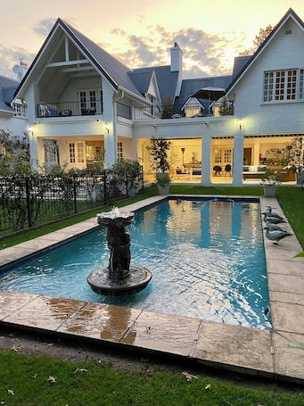 Una piscina techada, una piscina al aire libre