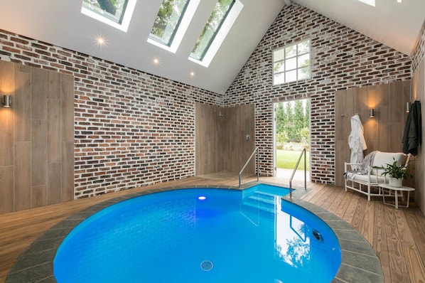 Indoor spa tub