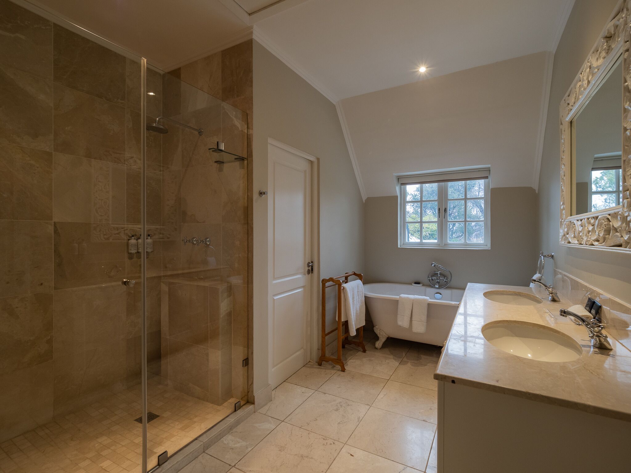 Separate bathtub and shower, deep-soaking bathtub, free toiletries