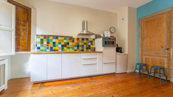 Réfrigérateur, micro-ondes, cafetiÚre/bouilloire, grille-pain