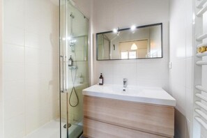 Dusche, Haartrockner, Handtücher