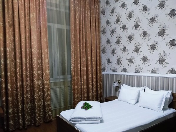 Bureau, système d’insonorisation, fer et planche à repasser